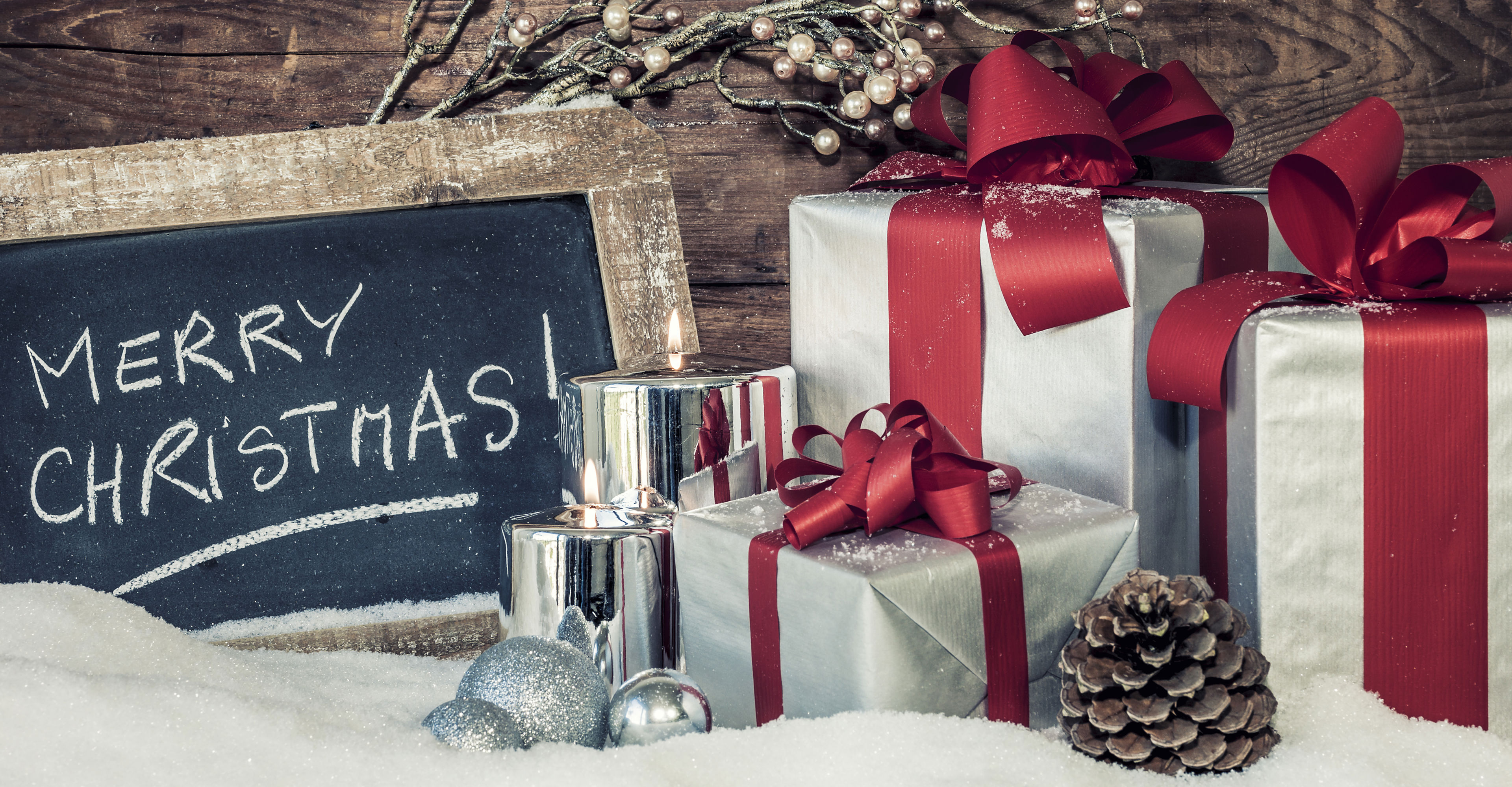 Merry Christmas-skilt, lys, julepynt og julegaver