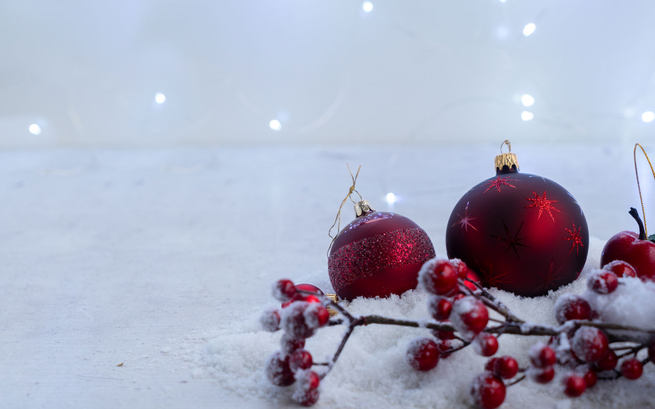 Julekugler, bær og sne