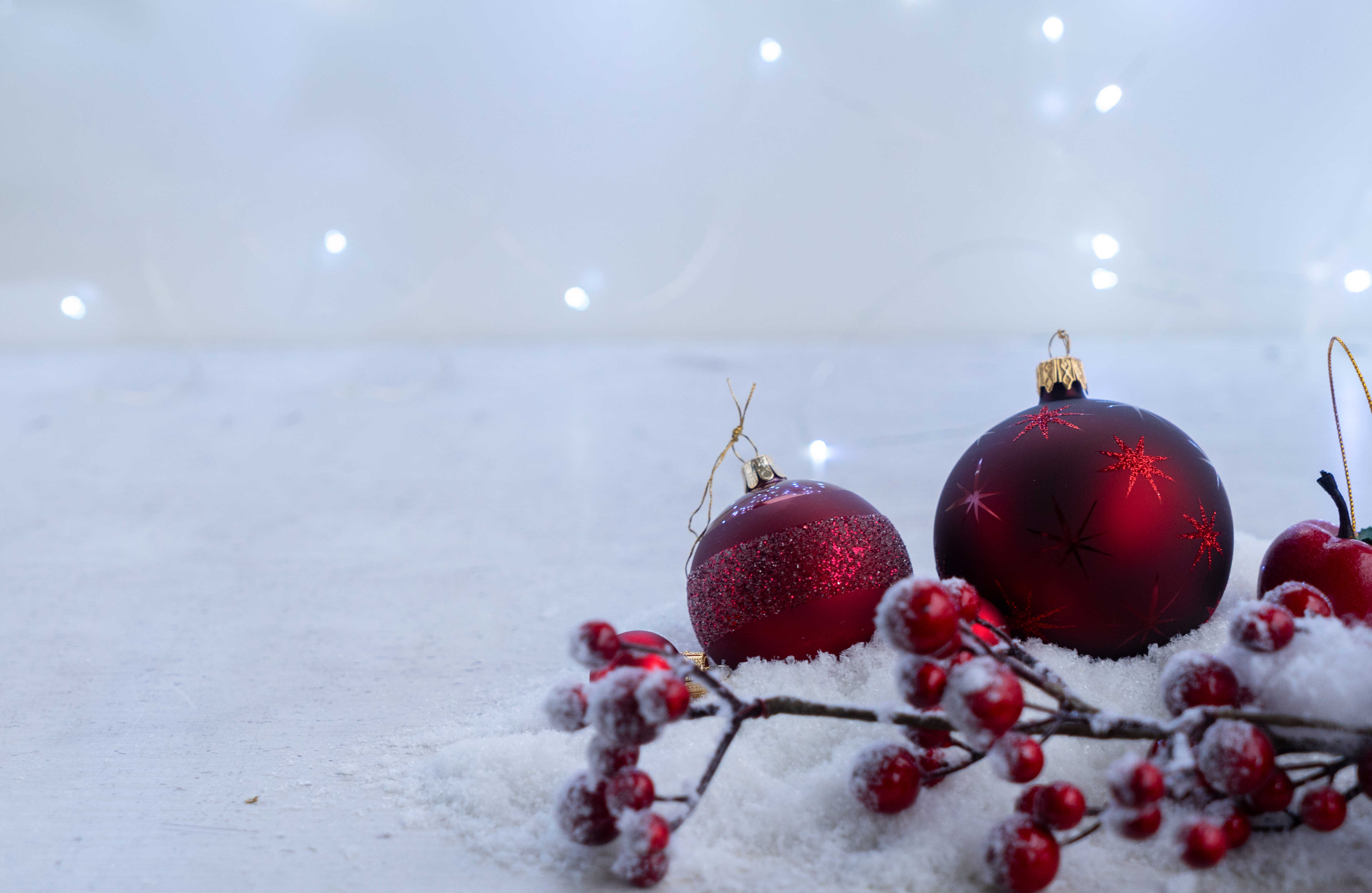 Julekugler, bær og sne